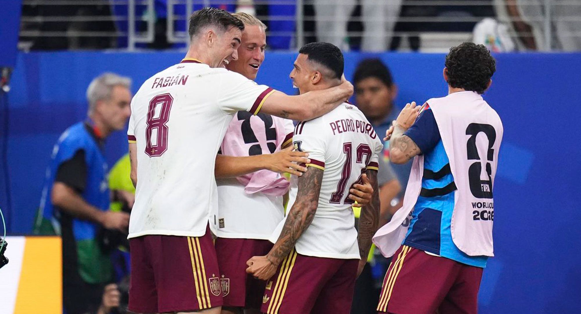 Porro y Fabián celebran los goles de España en semifinales. | EUROPA PRESS