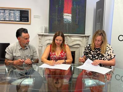 En la imagen, un momento de la firma del convenio de colaboración este miércoles.  | SAÚL ARÉN
