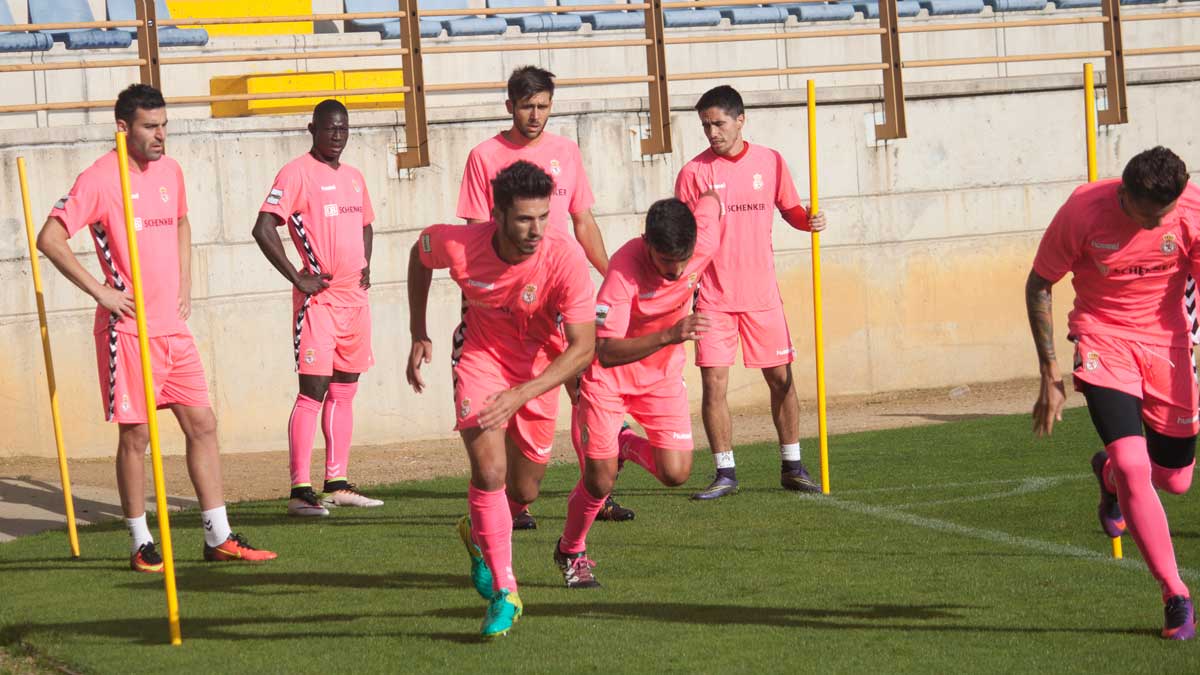 La Cultural se ejercitó ayer en el Reino de León vistiendo su equipación rosa. | L.N.C.