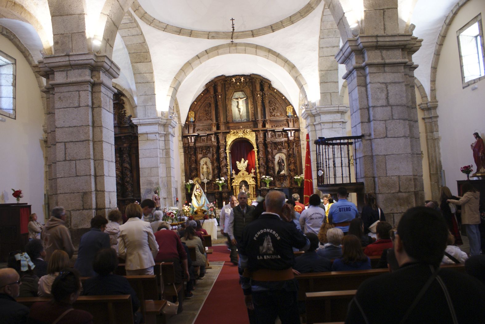Interior de la iglesia de Campo con la Virgen de la Encina. | MARTÍN MUÑOZ