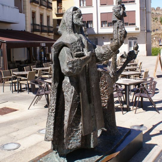 Escultura en Ponferarda del templario encontrando a la Virgen.