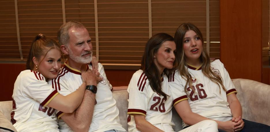 La Princesa Leonor, el Rey Felipe VI, la Reina Letizia y la Infanta Sofía viendo la semifinal del Mundial entre España y Francia - CASA S.M. EL REY