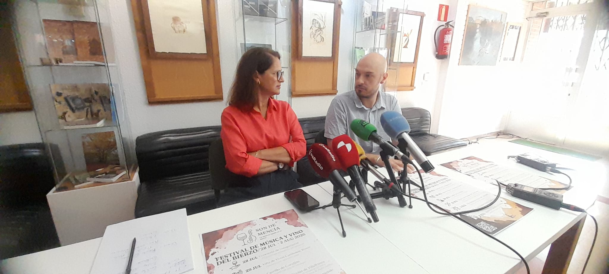 La presidenta de Bierzo Enoturismo, Consuelo Ysart, y el músico Mateo Balboa, presentando el Festival Son de Mencía. | MAR IGLESIAS