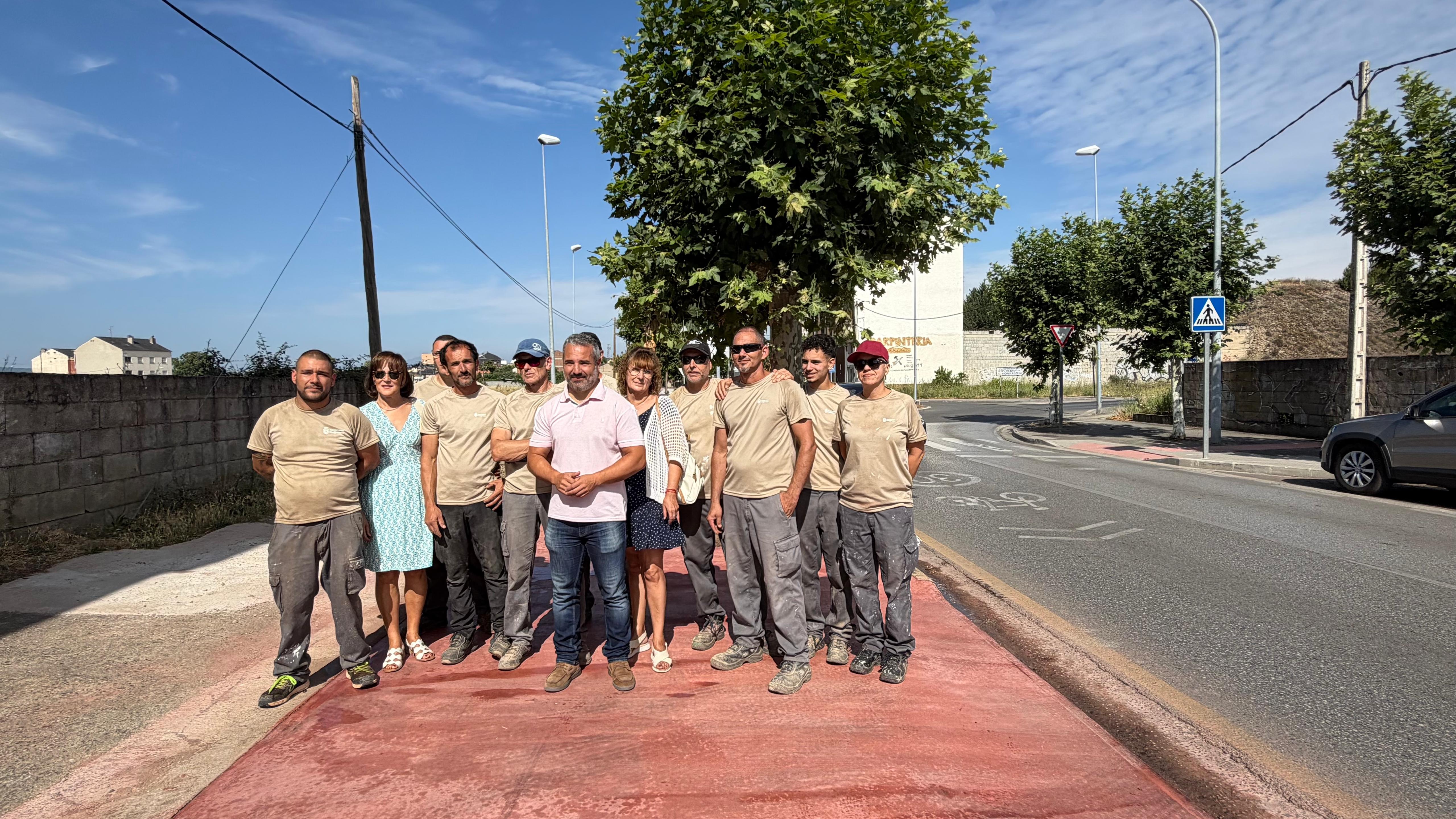 Visita a las obras del concejal, con los alumnos que han hecho posible la mejora.