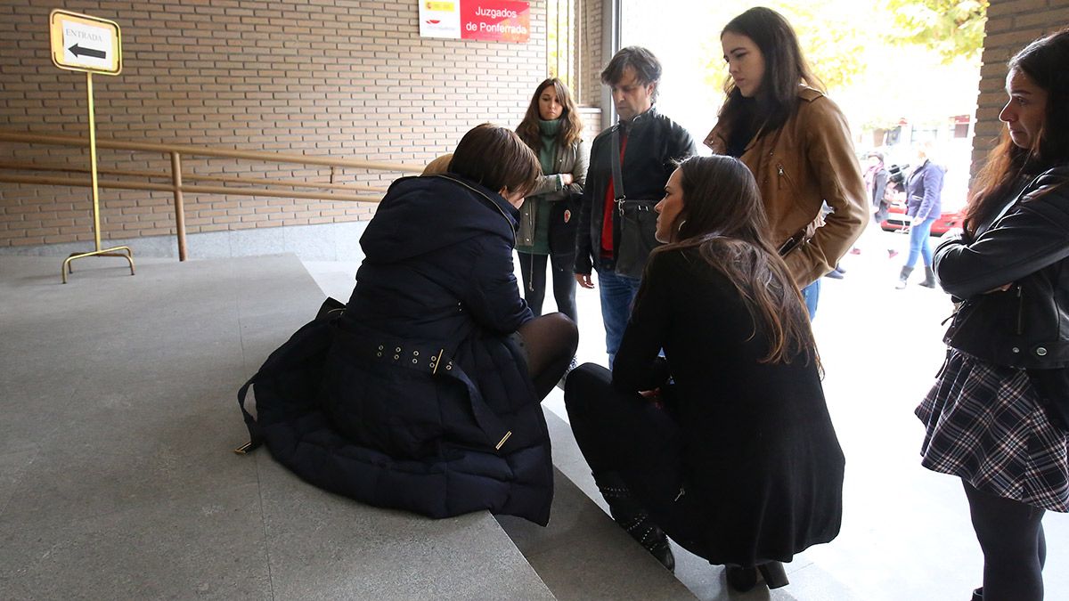 La abogada de la víctima con ella en los juzgados de Ponferrada. | (ICAL)