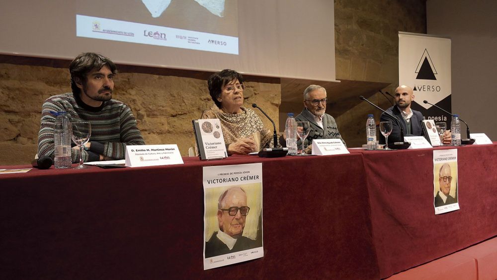 Un instante de la presentación de la primera edición del premio en recuerdo a Victoriano Crémer. | MAURICIO PEÑA