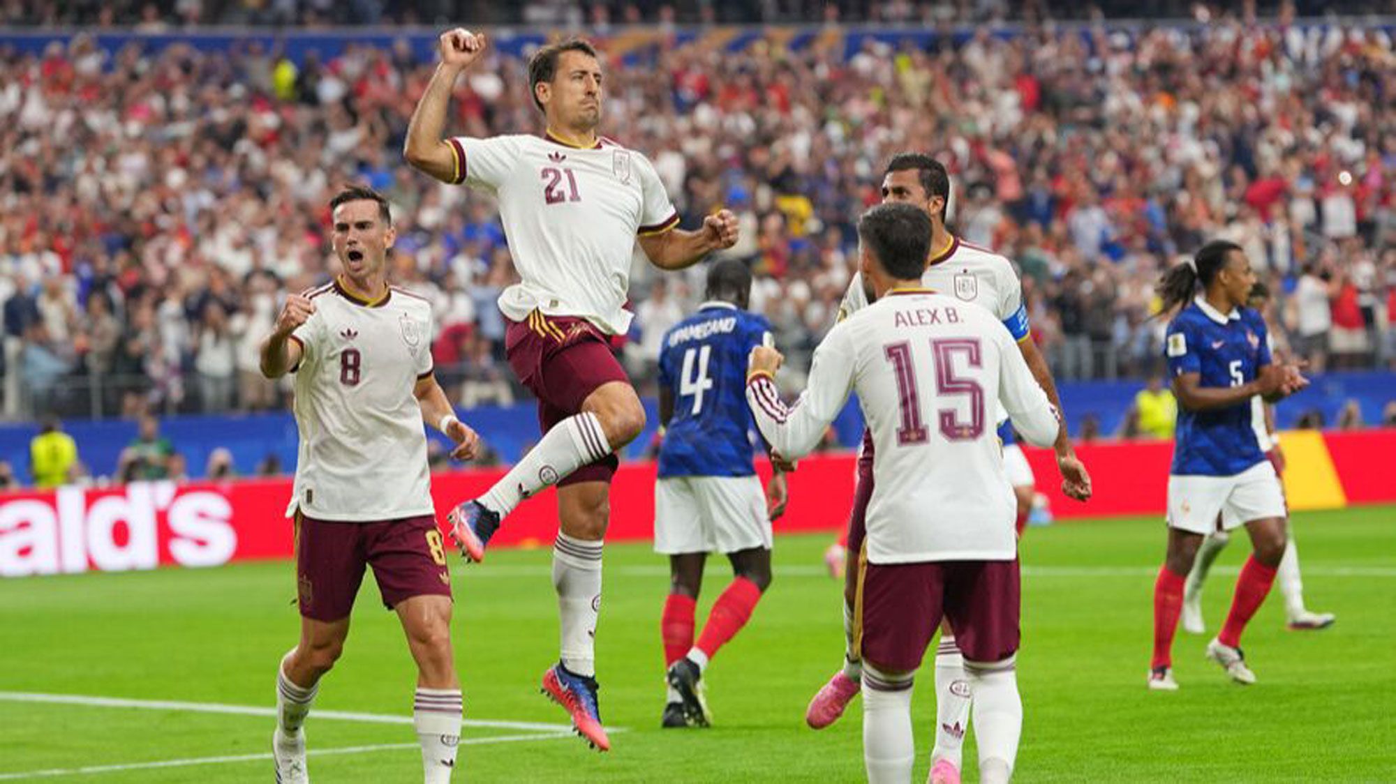 Oyarzabal festeja el primer gol de España ante Francia en semifinales. | RTVE Oyarzabal festeja el primer gol de España ante Francia en semifinales. | RTVE