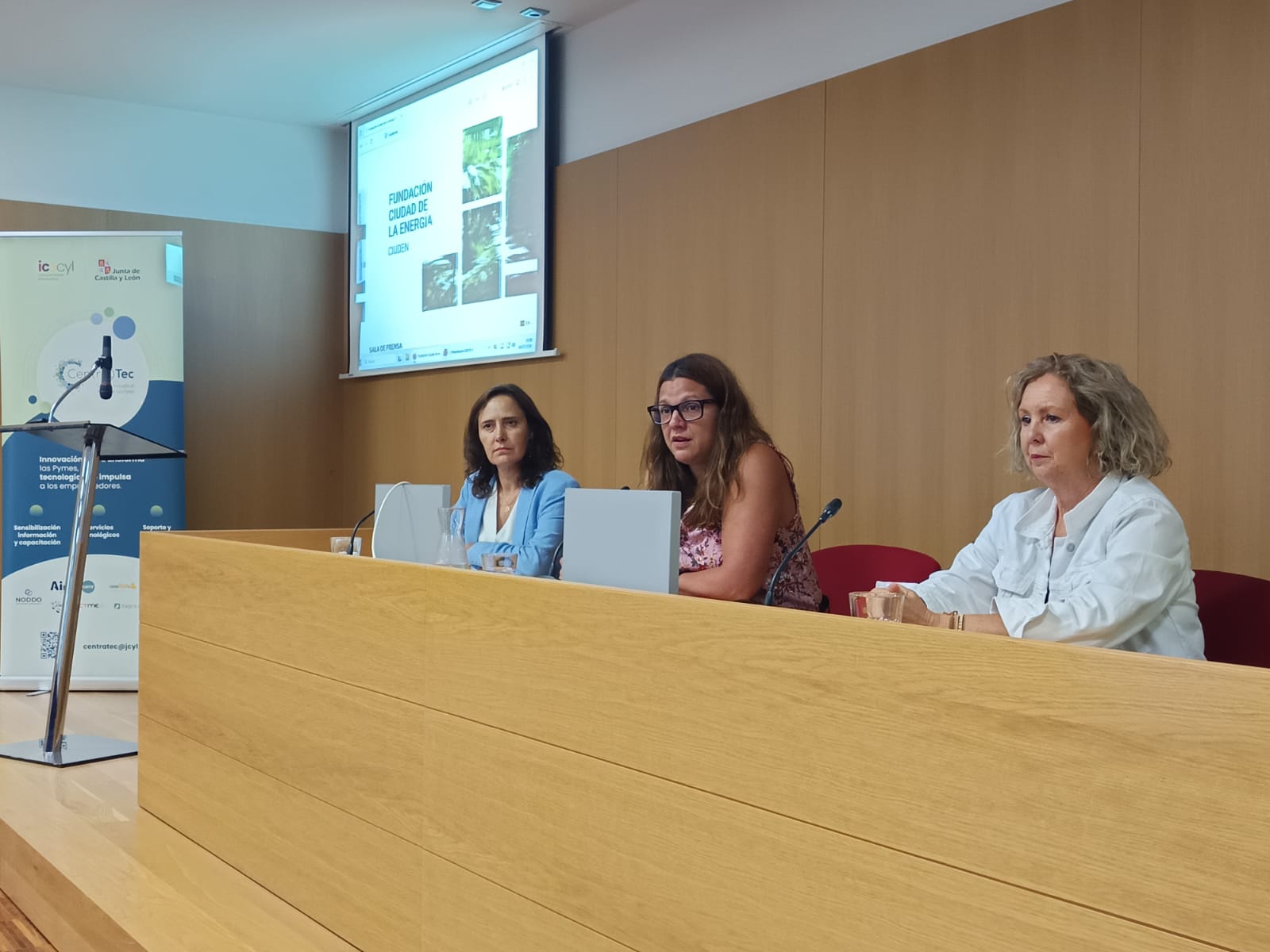 Bienvenida a los participantes en la jornada.