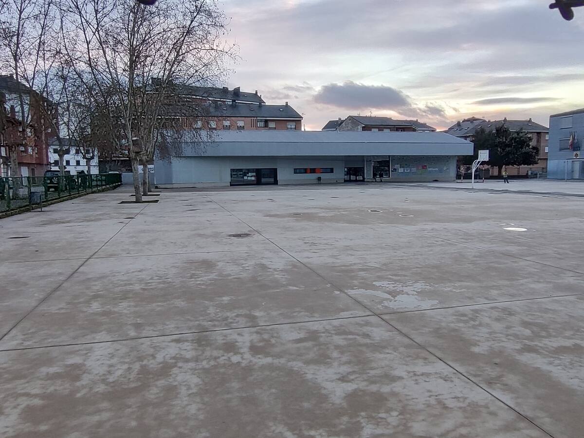 Colegio de Flores del Sil, en espera de la cubierta comprometida hace casi un año.