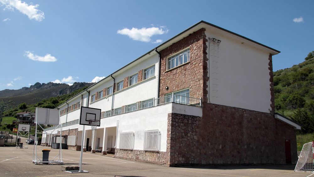 En la imagen, el antiguo Colegio Santa Bárbara en Santa Lucía de Gordón, donde se desarrolla el campamento. | P. GARCIA (ICAL)