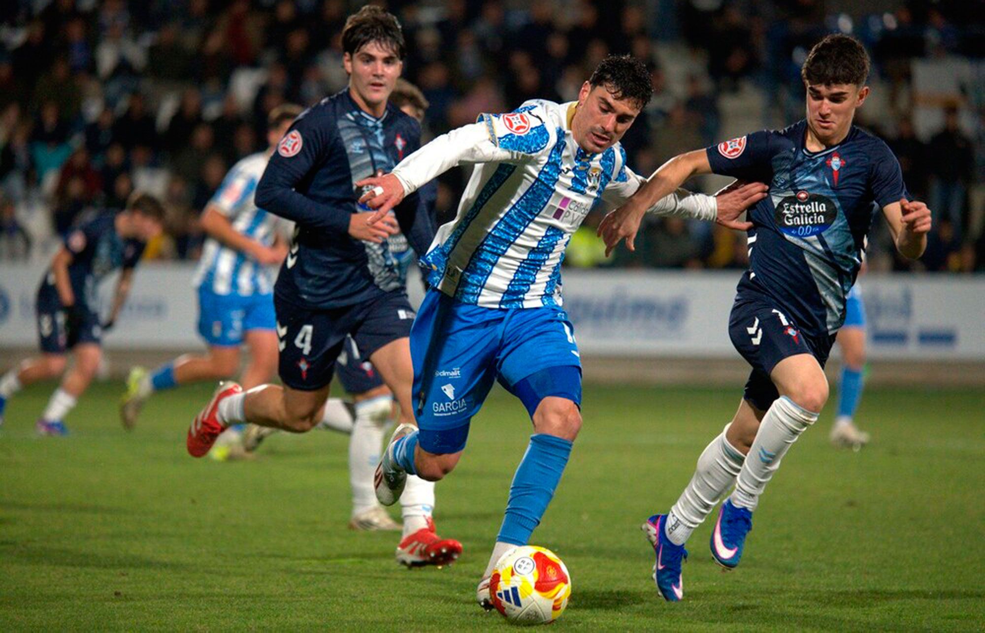 Arturo Molina conduce el balón durante un partido con el Talavera. | ADRIÁN FERNÁNDEZ (CF TALAVERA)