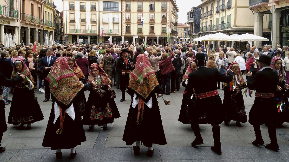 Las invitadas disfrutaron de un baile tradicional maragato. | P.F.