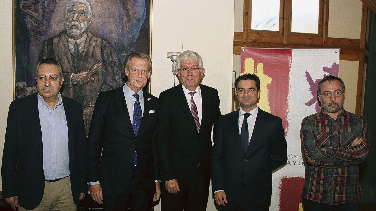 Adolfo Alonso Ares, Jorge García Vázquez, José Ángel Hermida, Juan Zapatero y Luis Grau, ayer en el Edificio Botines. | PEIO GARCÍA (ICAL)