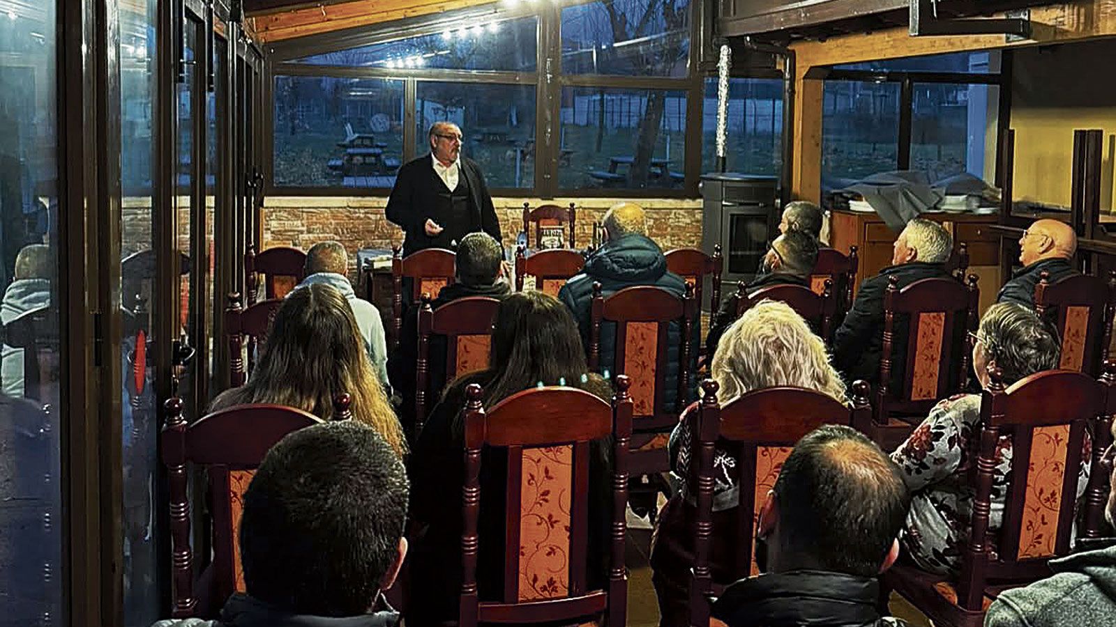 Adolfo López Reguero en una presentación anterior de sus obras en La Robla; y las dos novelas que presenta este viernes.