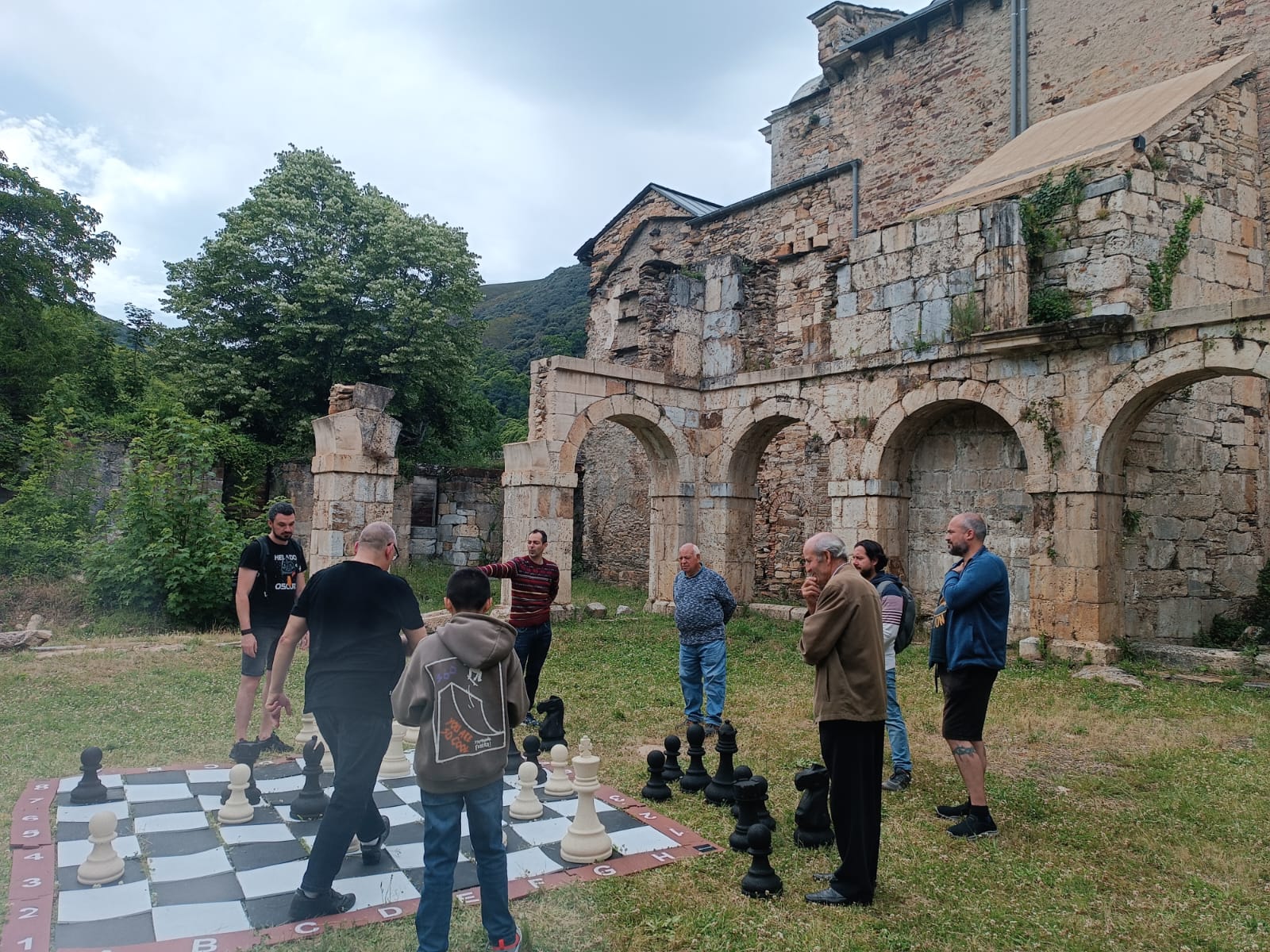 Ajedrez a las puertas del Monasterio.