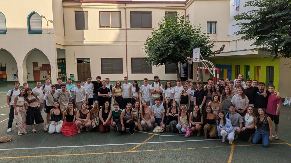 Los músicos de la Joven Orquesta Leonesa en el patrio del Colegio Sagrado Corazón de León. | L.N.C.