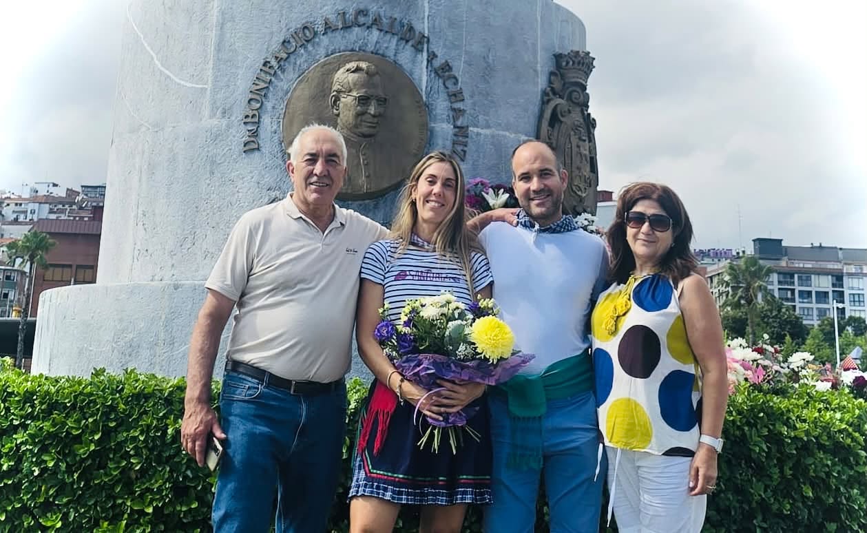 Victor Llamazares, en la foto con sus padres y Rebeca, ya su esposa, no estará este fin de semana en los corros por razones obvias. 
