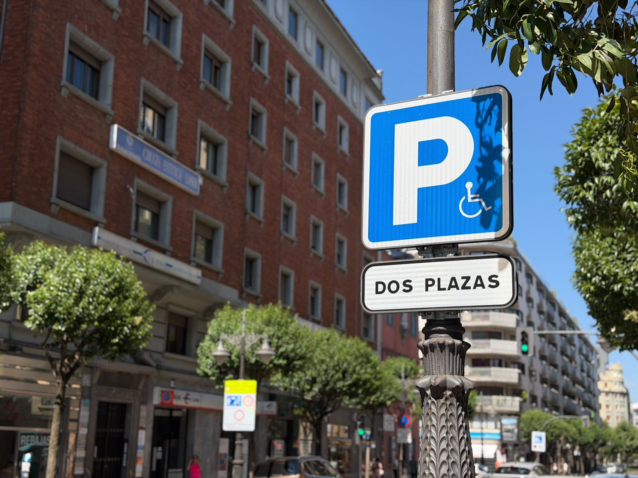 Plazas de aparcamiento reservadas para personas con movilidad reducida en León. | SAÚL ARÉN
