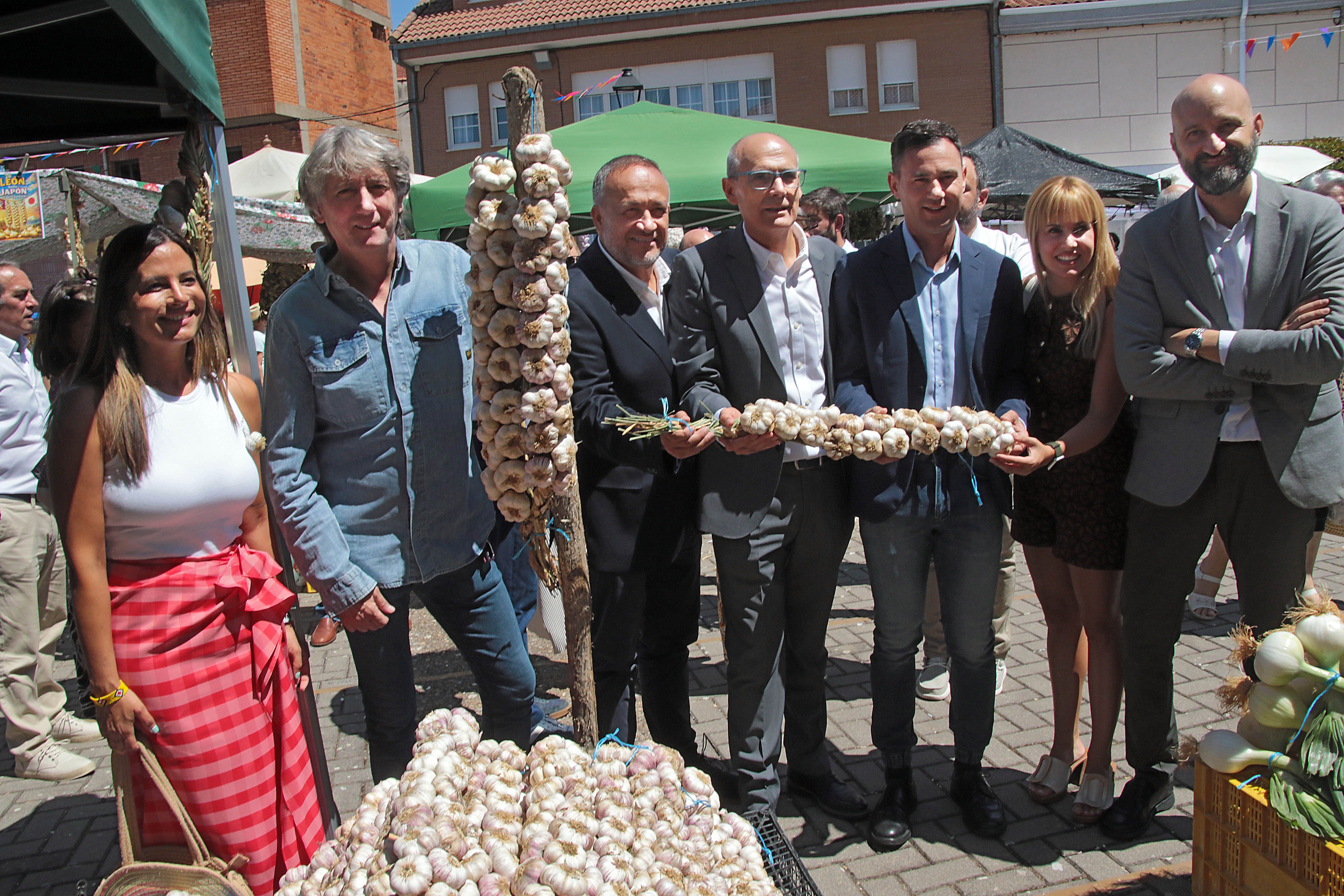 Carlos Martínez, en la Feria del Ajo de Santa Marina del Rey. | PEIO GARCÍA (ICAL) Carlos Martínez, en la Feria del Ajo de Santa Marina del Rey. | PEIO GARCÍA (ICAL)