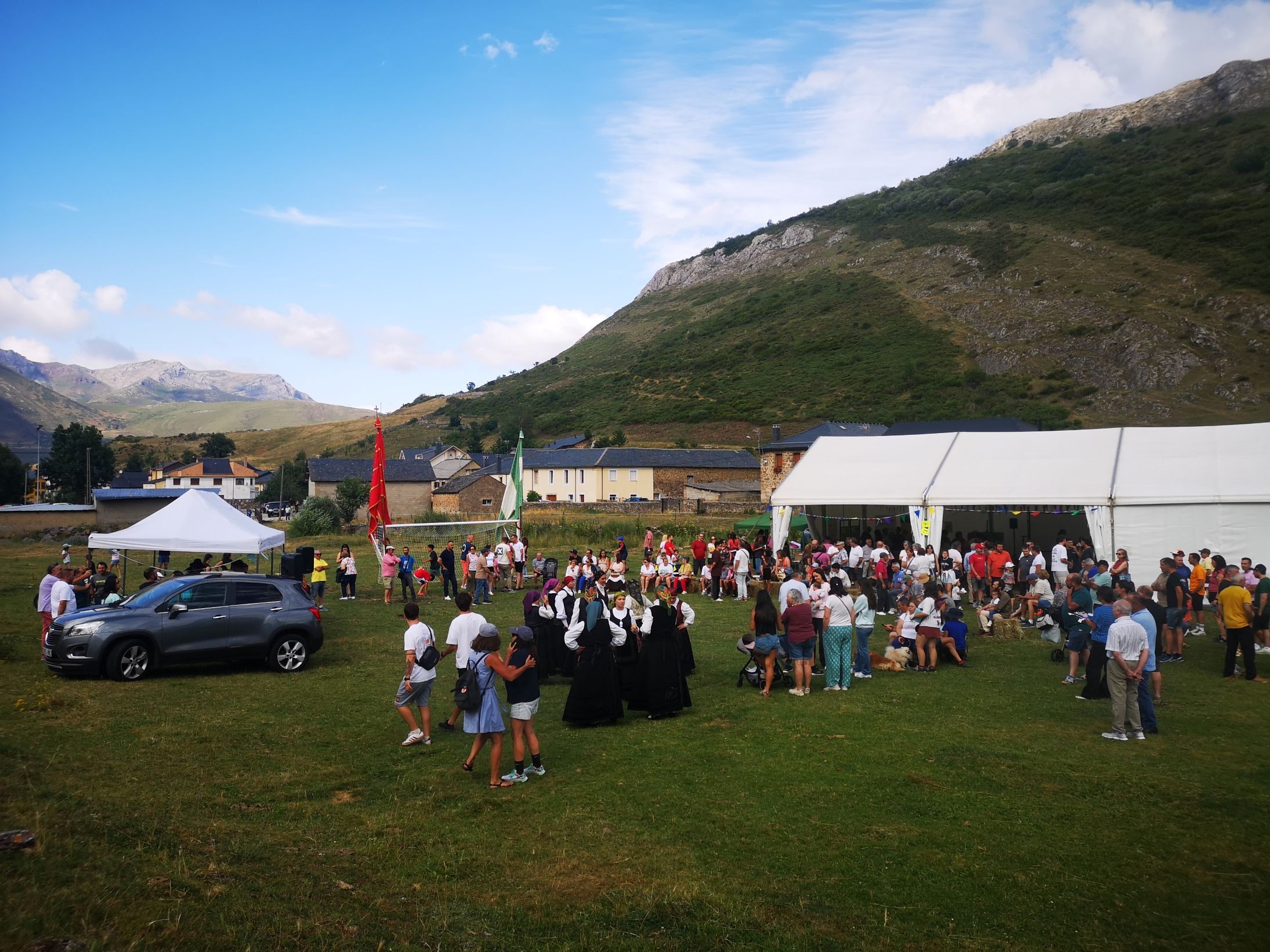 Santa Marina volvió a reunir a la comarca en una jornada que combinó investigación, tradición y participación vecinal. | R. B. BABIA Santa Marina volvió a reunir a la comarca en una jornada que combinó investigación, tradición y participación vecinal. | R. B. BABIA