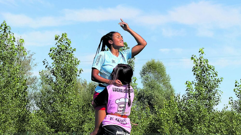 Luzma Carcedo sumó un nuevo corro, esta vez ante Olga Rodríguez, de Prioro. / SAÚL ARÉN Luzma Carcedo sumó un nuevo corro, esta vez ante Olga Rodríguez, de Prioro. / SAÚL ARÉN