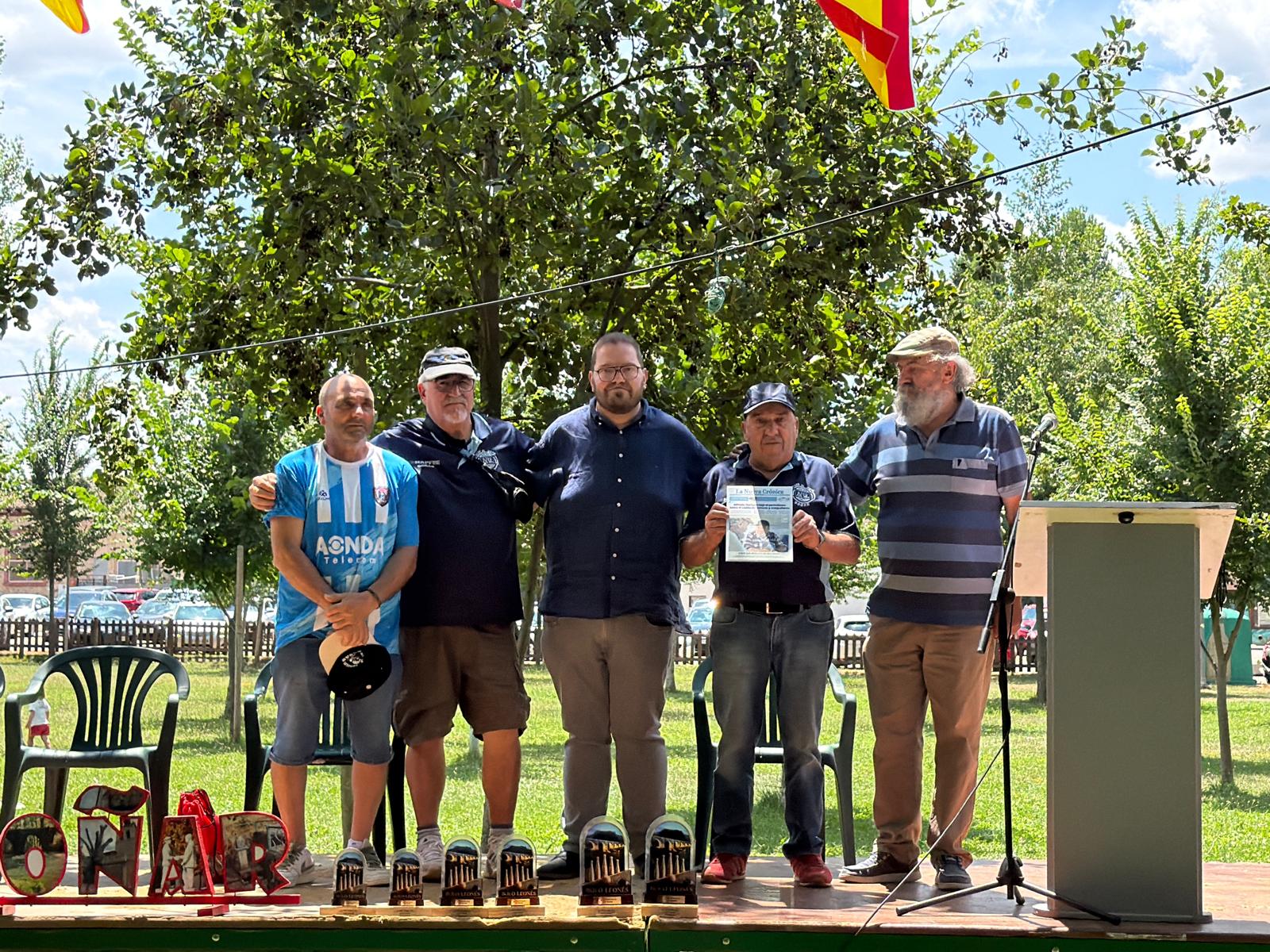 El concejal de Cultura del Ayuntamiento, el presidente del Club de Bolos El Soto y los compañeros de La Nueva Crónica arroparon a Alfredo Hurtado. | SAÚL ARÉN El concejal de Cultura del Ayuntamiento, el presidente del Club de Bolos El Soto y los compañeros de La Nueva Crónica arroparon a Alfredo Hurtado. | SAÚL ARÉN