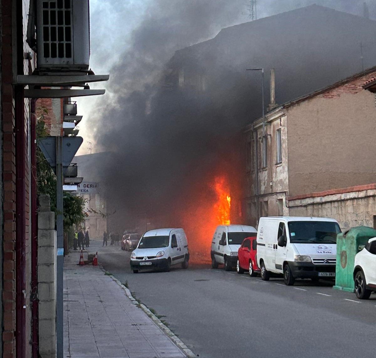 Gran cantidad de humo por un incendio en La Robla. | L.N.C. Gran cantidad de humo por un incendio en La Robla. | L.N.C.