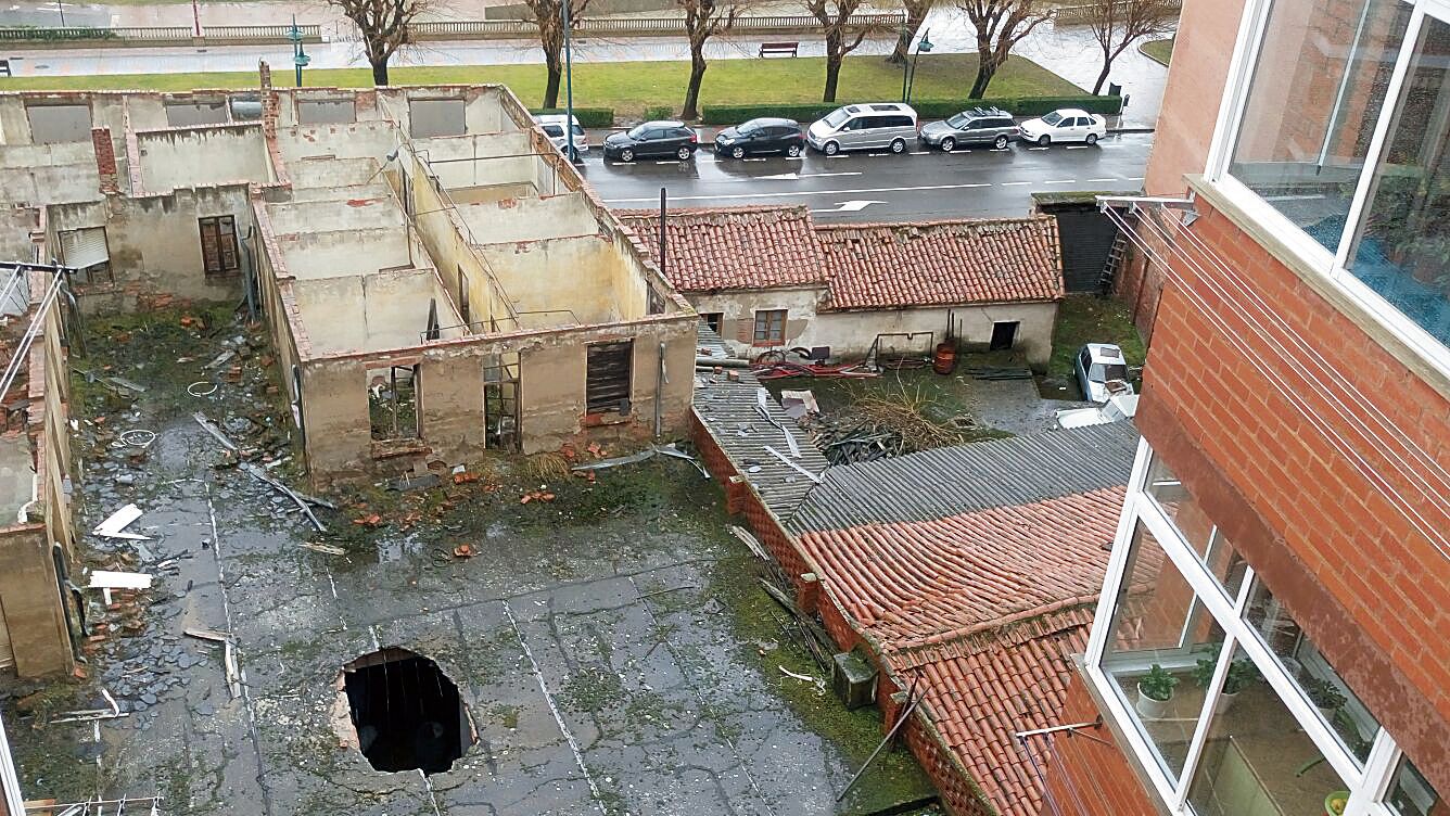 El estado de los solares de las antiguas Bodegas Armando lleva más de dos décadas provocando las quejas de los vecinos. | L.N.C. El estado de los solares de las antiguas Bodegas Armando lleva más de dos décadas provocando las quejas de los vecinos. | L.N.C.