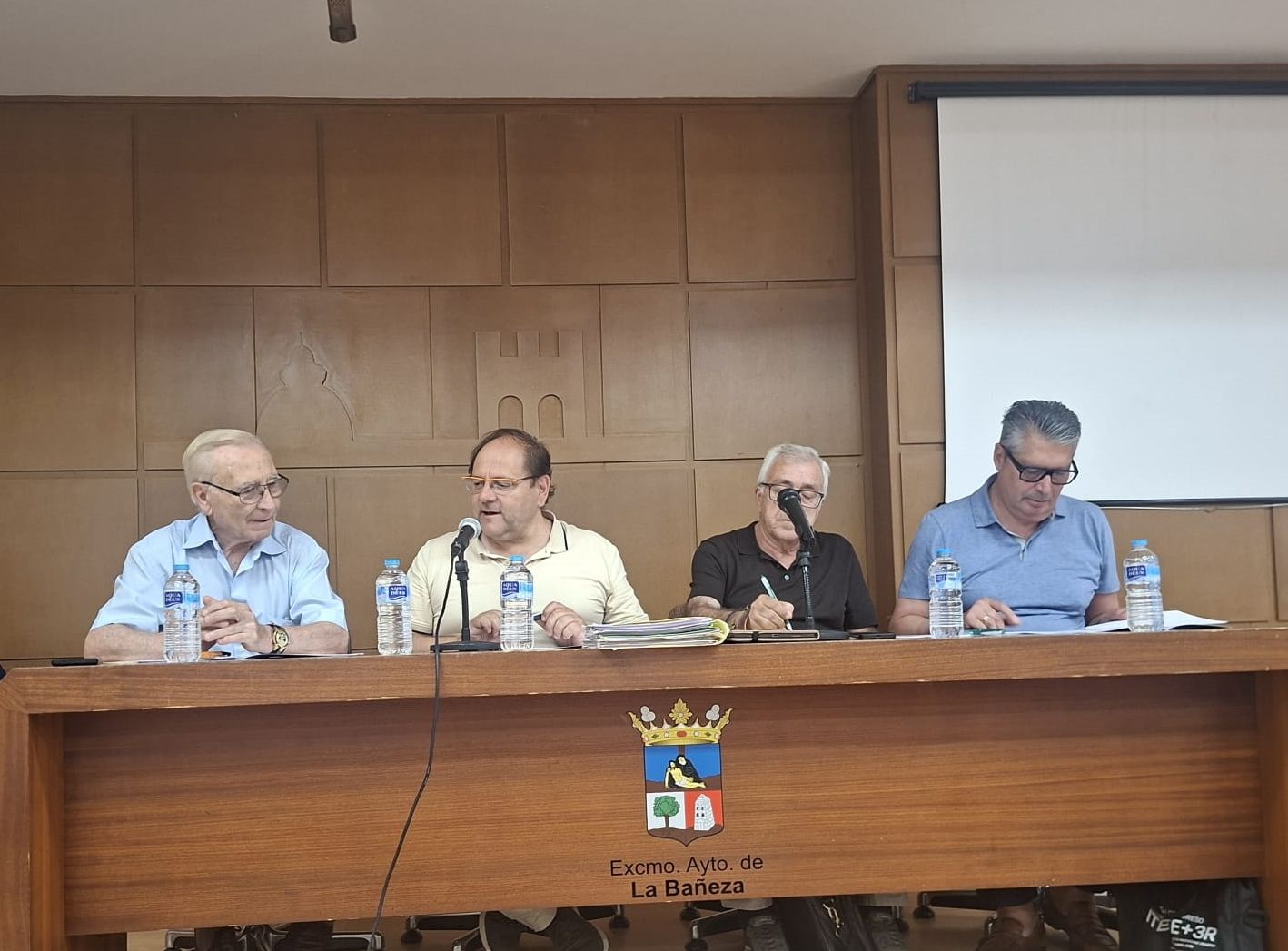 Mesa presidencial de la asamblea de la asociación Autovía León-Bragança. | L.N.C. Mesa presidencial de la asamblea de la asociación Autovía León-Bragança. | L.N.C.