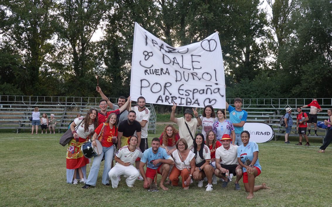 El fútbol estuvo muy presente en el corro de ayer; ahí están dos campeones (David y Luzma) con su peña SAÚL ARÉN El fútbol estuvo muy presente en el corro de ayer; ahí están dos campeones (David y Luzma) con su peña SAÚL ARÉN