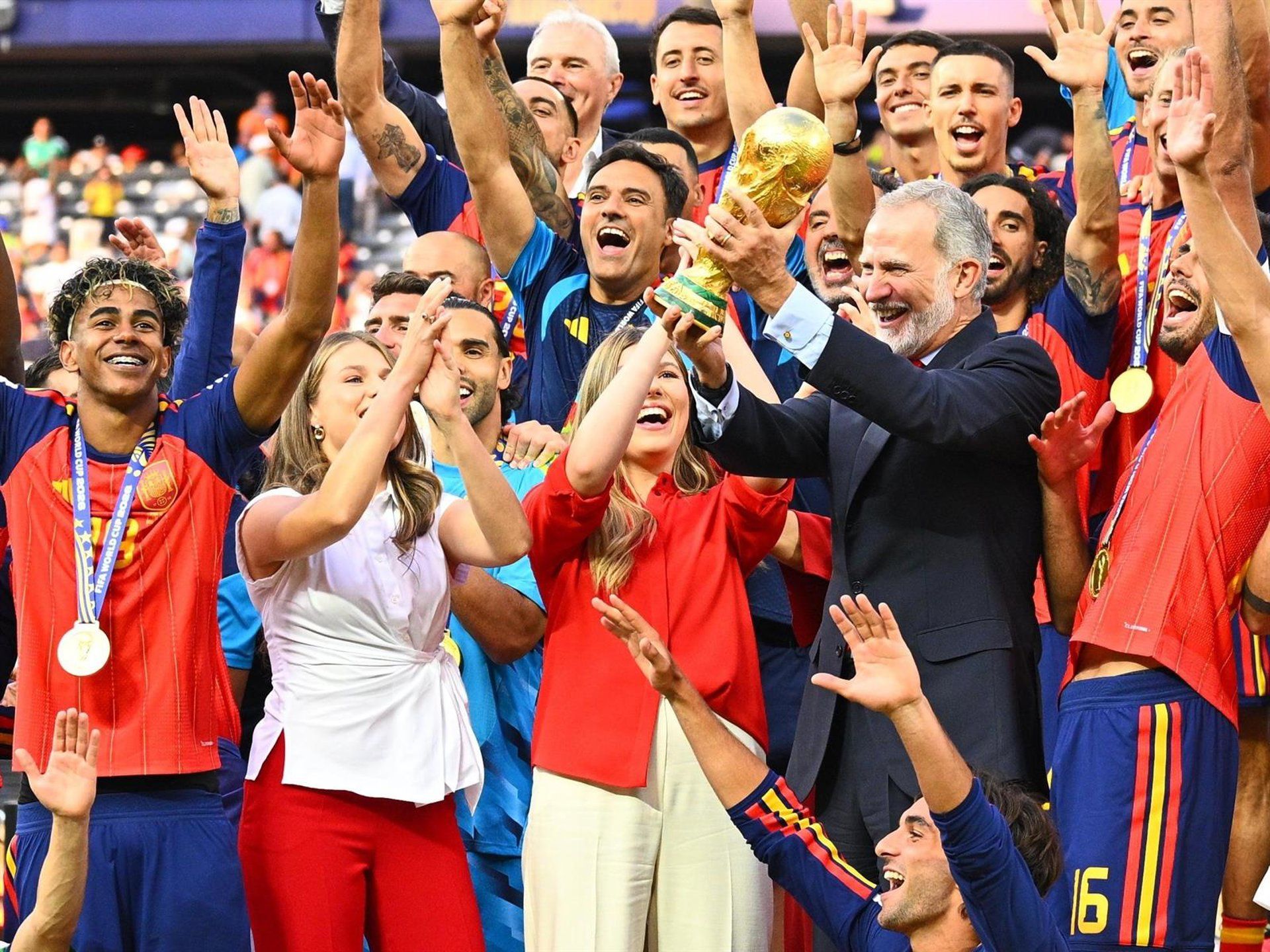 El Rey Felipe VI levantando la Copa del Mundo eufórico junto a la Princesa Leonor, la Infanta Sofía y los jugadores de la Selección Española - EUROPA PRESS El Rey Felipe VI levantando la Copa del Mundo eufórico junto a la Princesa Leonor, la Infanta Sofía y los jugadores de la Selección Española - EUROPA PRESS