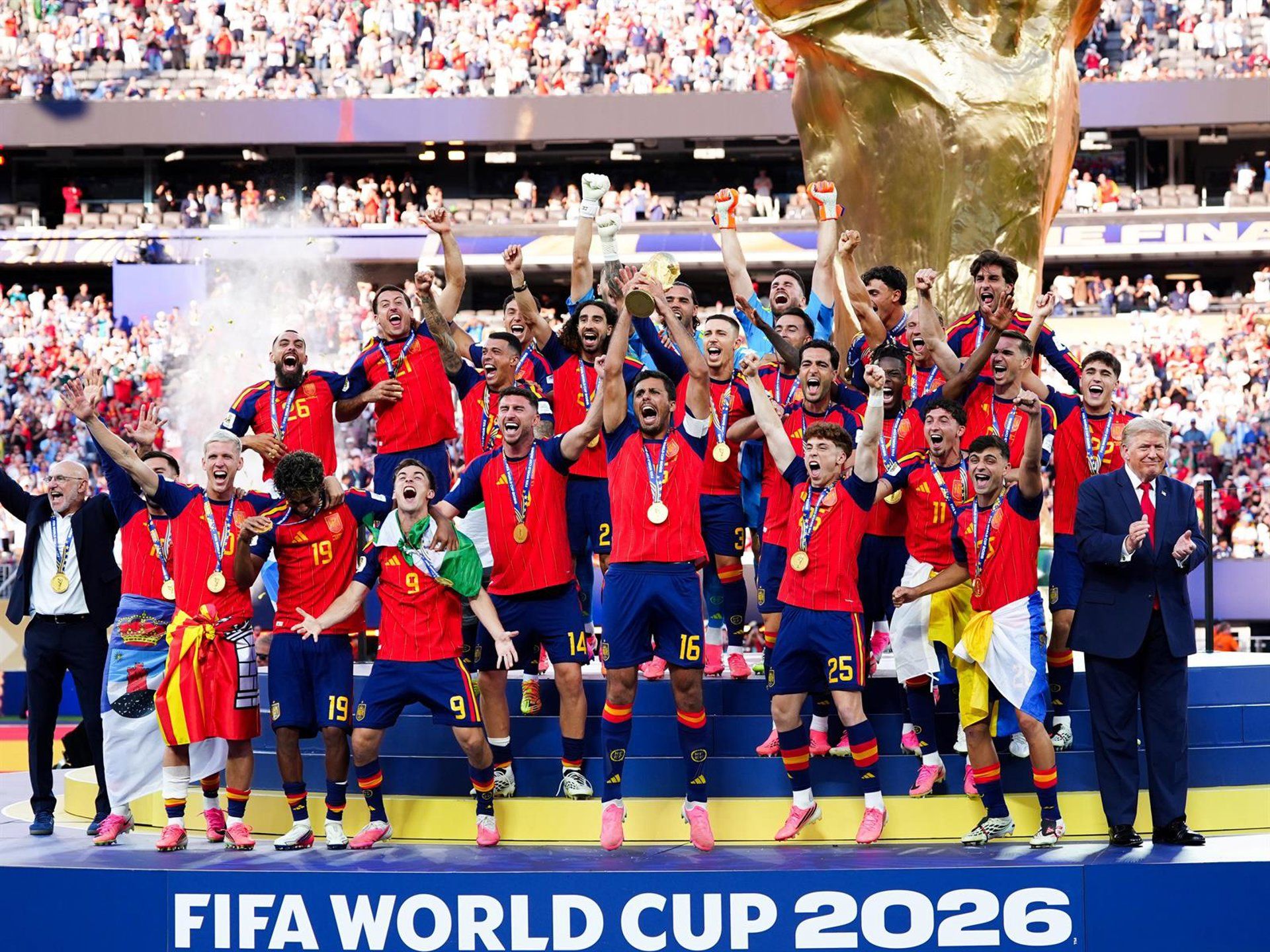 La Selección Española alzando la Copa del Mundo tras su victoria en la final contra Argentina - EUROPA PRESS La Selección Española alzando la Copa del Mundo tras su victoria en la final contra Argentina - EUROPA PRESS