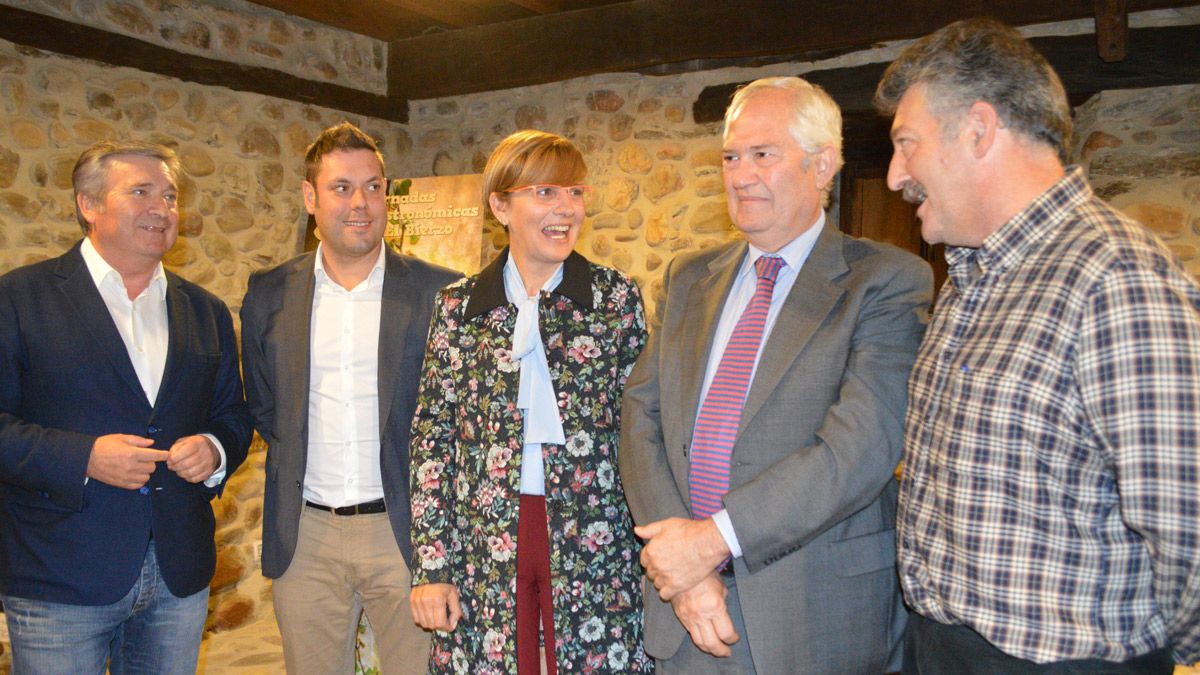 Momentos de la inauguración de las jornadas con la pregonera y los representantes políticos. | MAR IGLESIAS