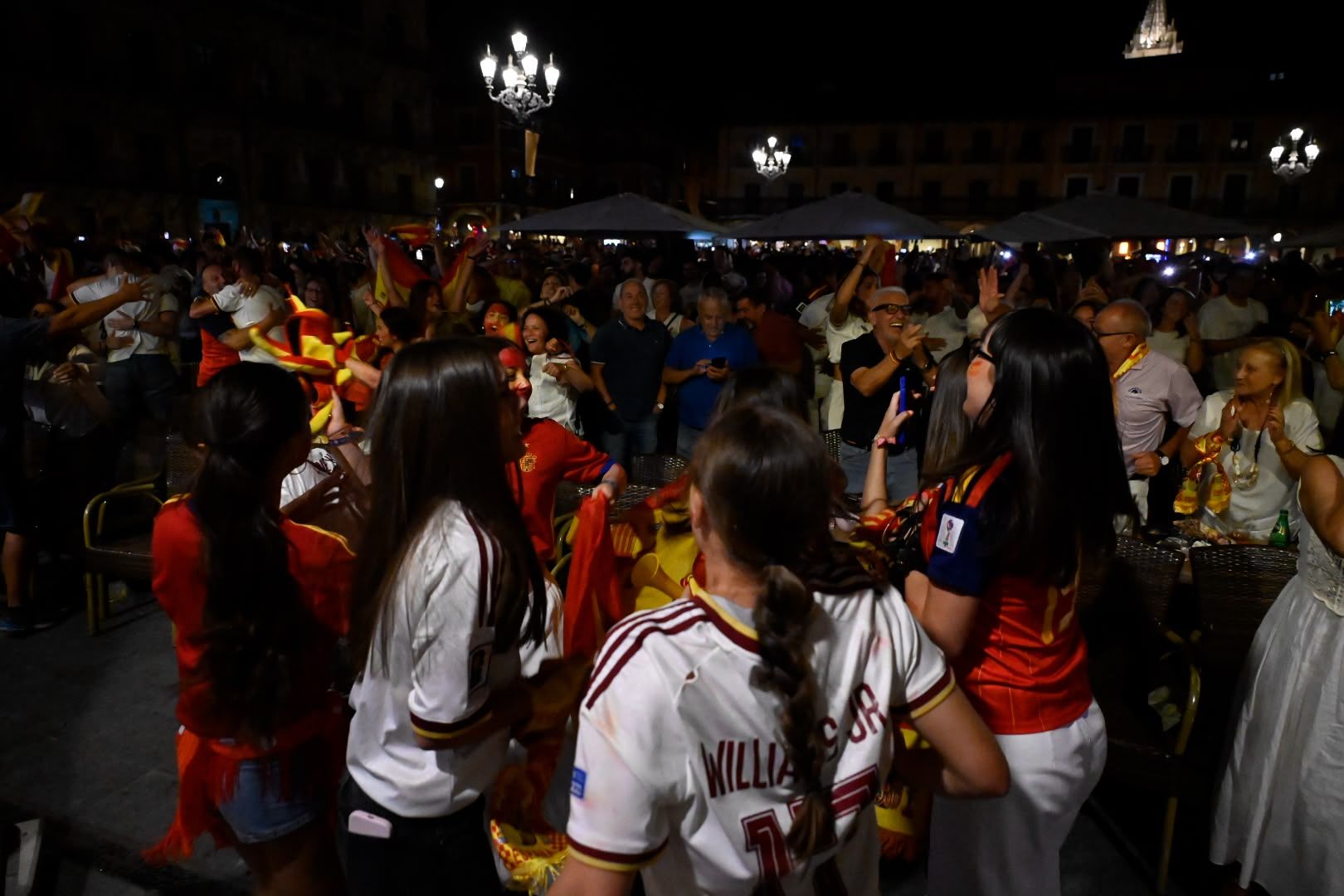 La final del Mundial llena de ambiente las calles de León 