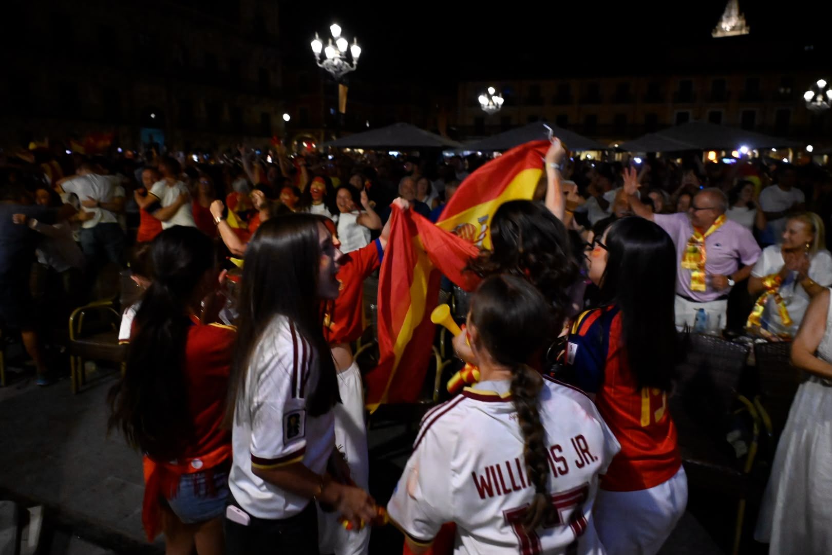 La final del Mundial llena de ambiente las calles de León