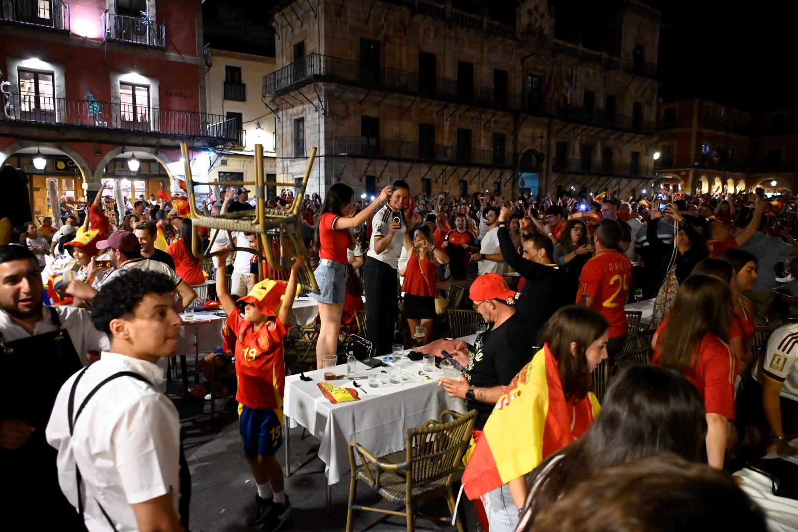 La final del Mundial llena de ambiente las calles de León