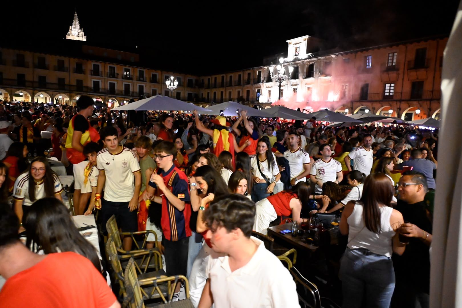 La final del Mundial llena de ambiente las calles de León 