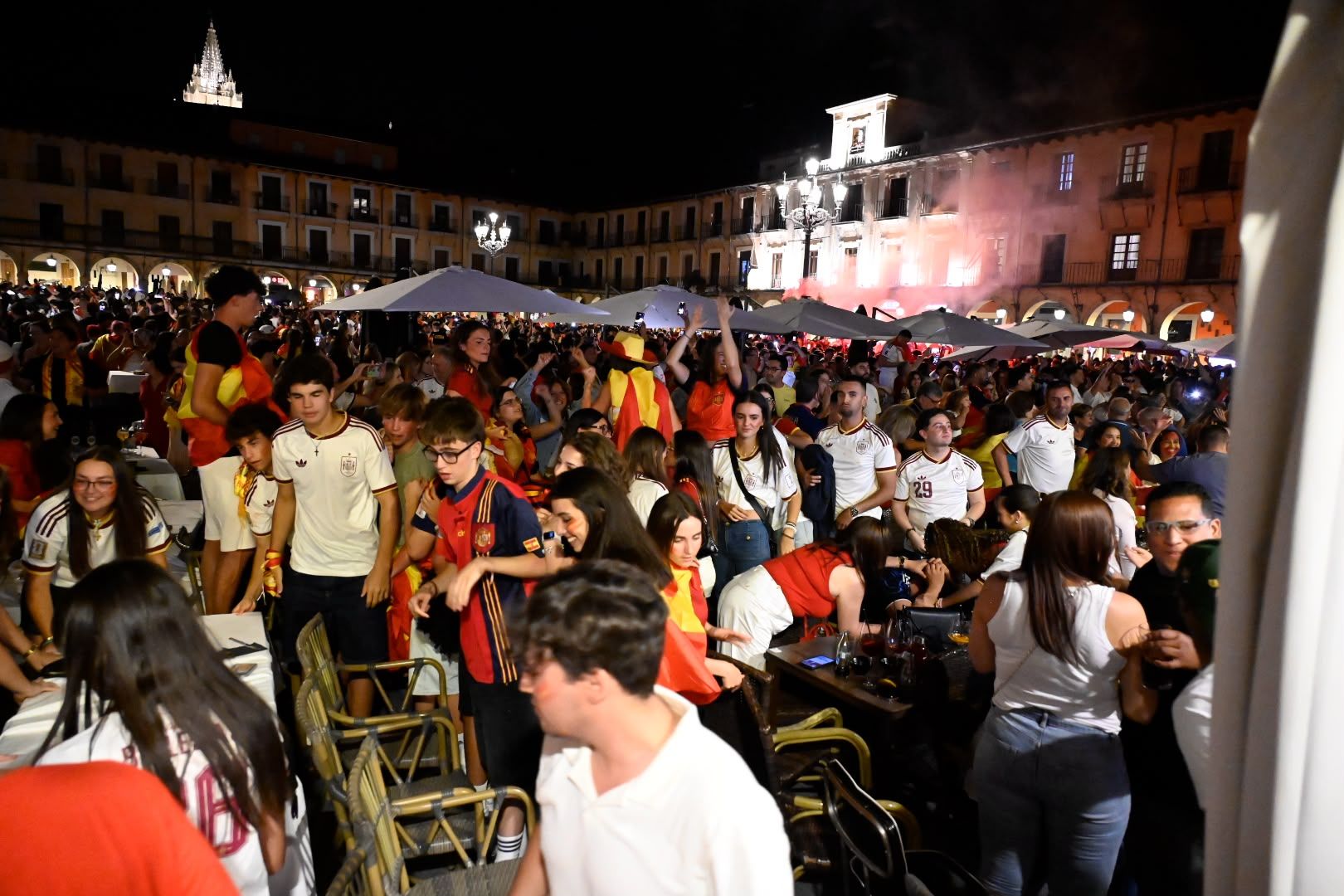 La final del Mundial llena de ambiente las calles de León 