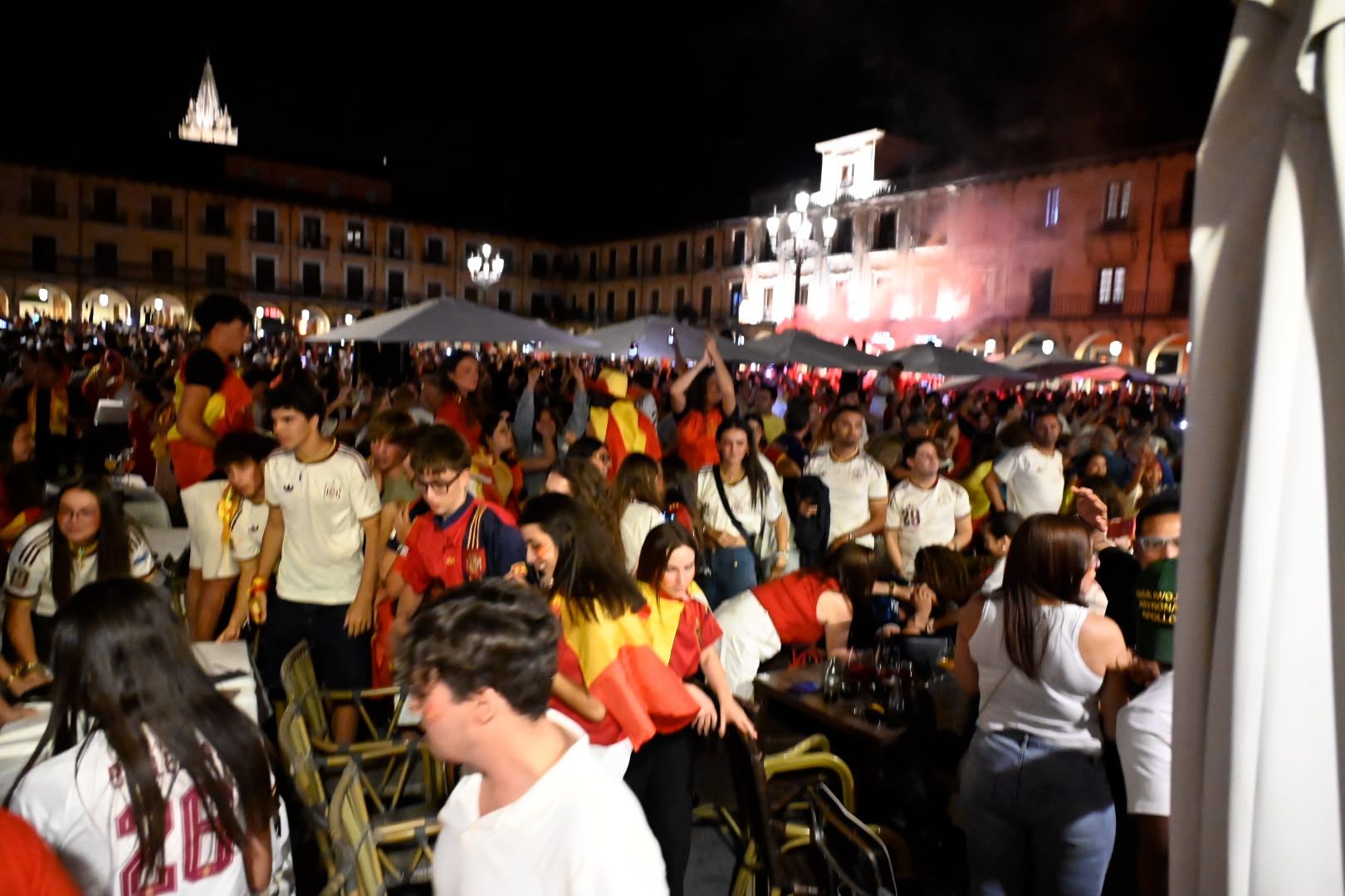 La final del Mundial llena de ambiente las calles de León 