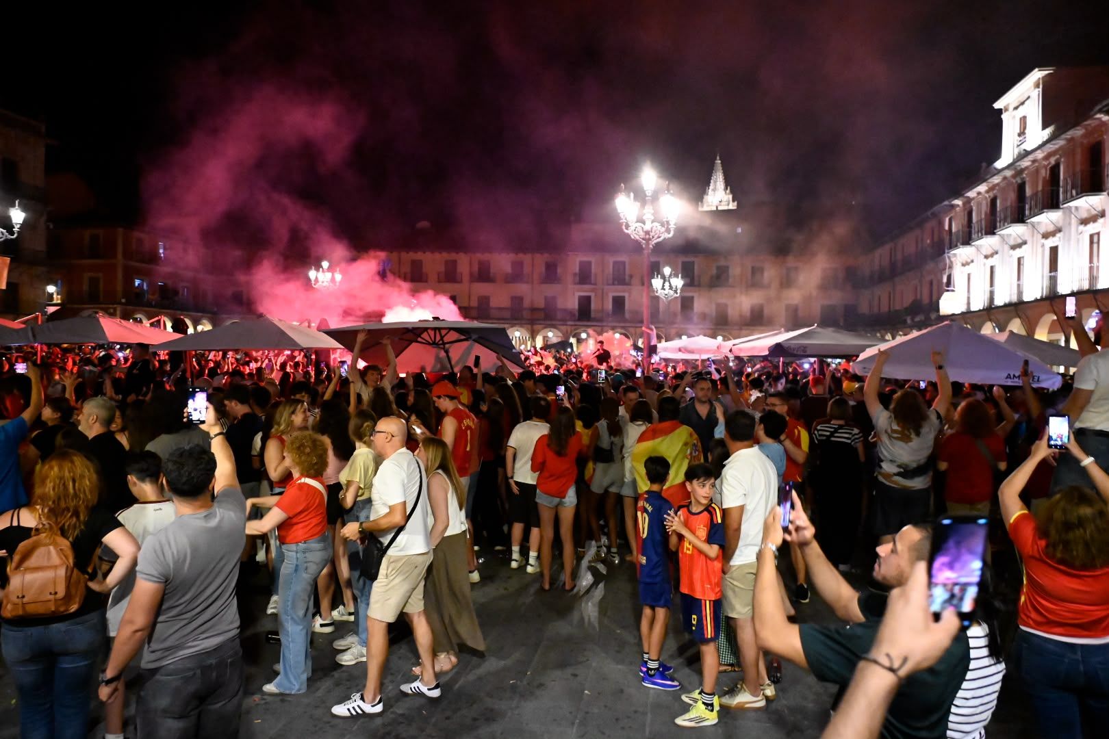 La final del Mundial llena de ambiente las calles de León 