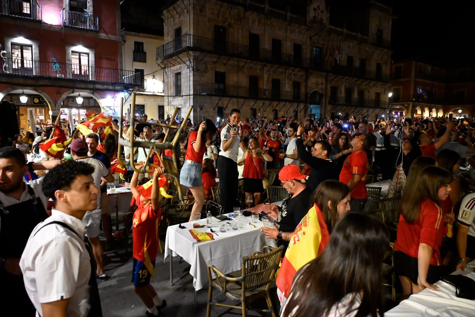 La final del Mundial llena de ambiente las calles de León 