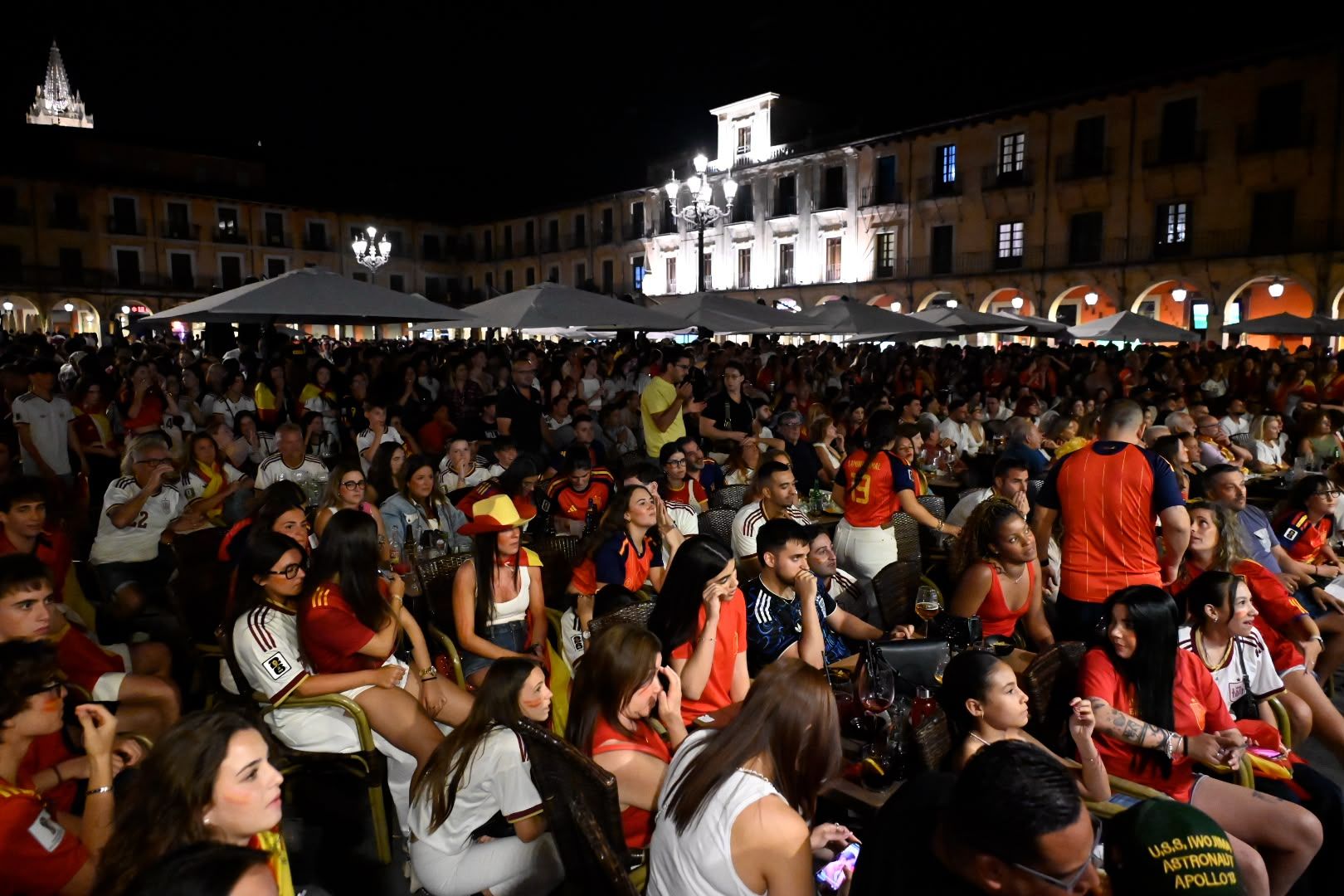 La final del Mundial llena de ambiente las calles de León 