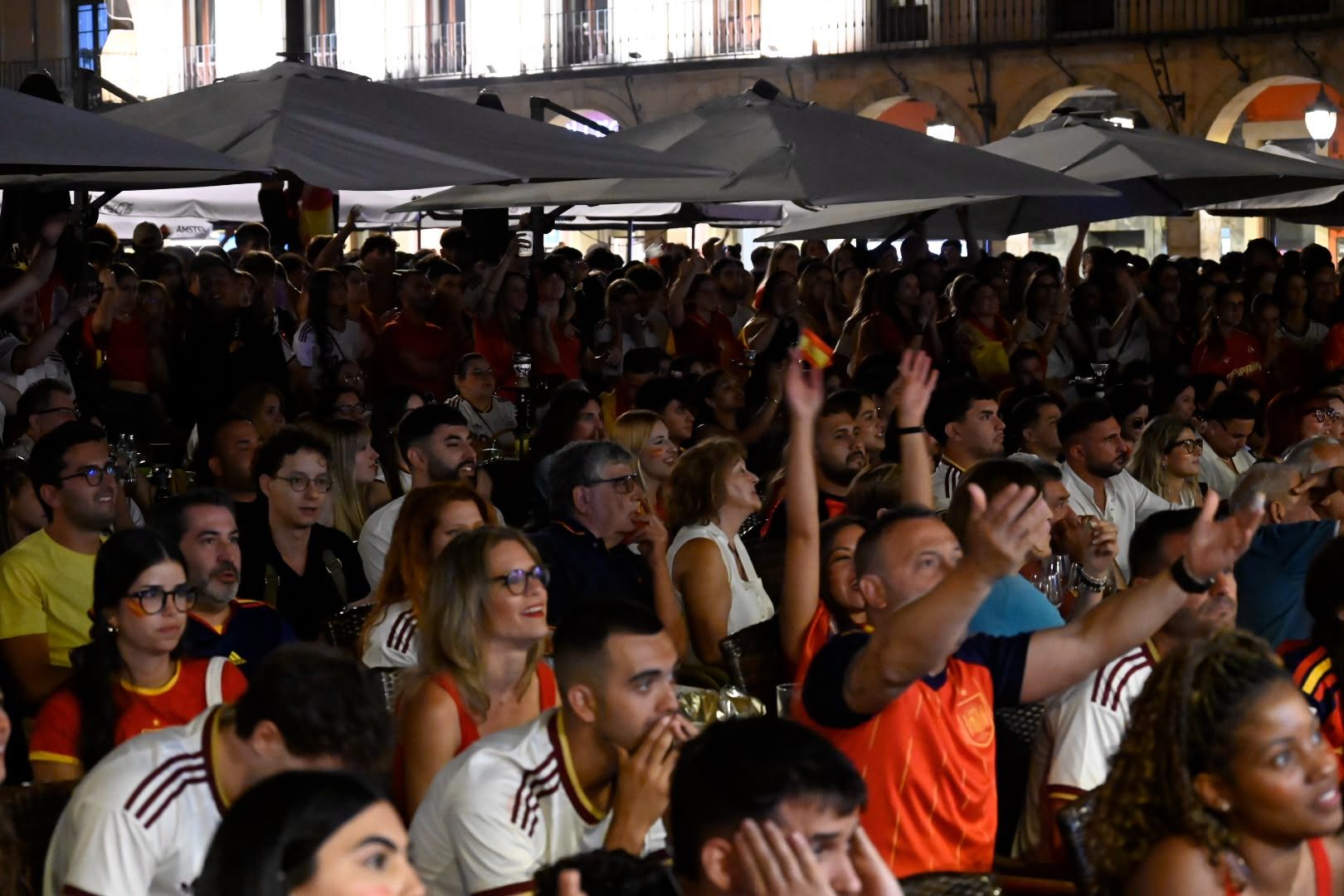La final del Mundial llena de ambiente las calles de León