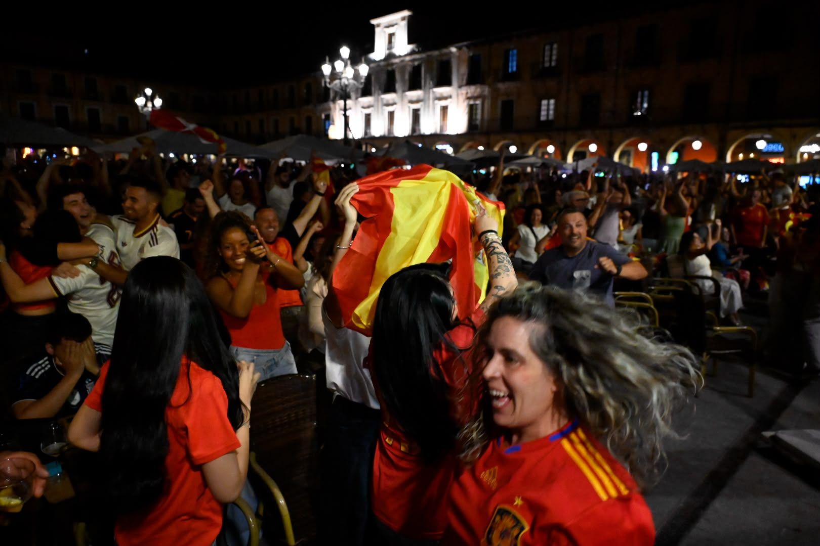 La final del Mundial llena de ambiente las calles de León 