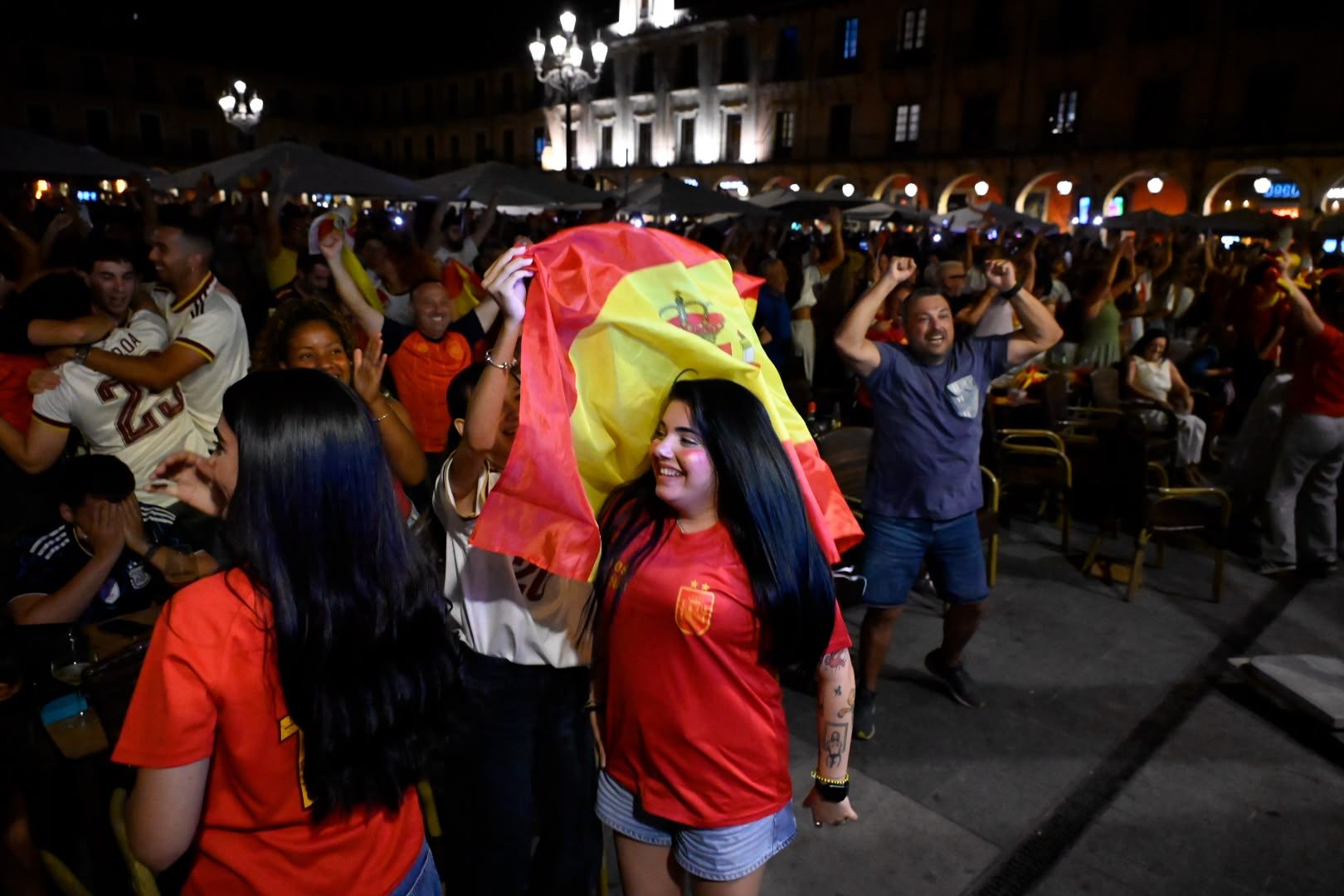 La final del Mundial llena de ambiente las calles de León 