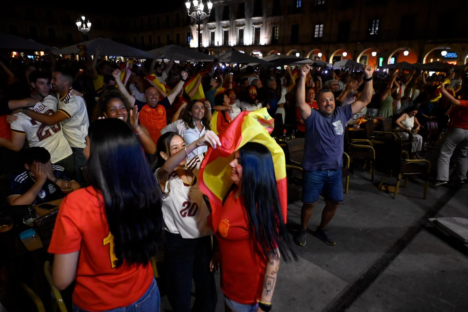 La final del Mundial llena de ambiente las calles de León 