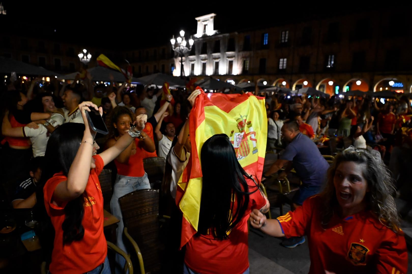 La final del Mundial llena de ambiente las calles de León 