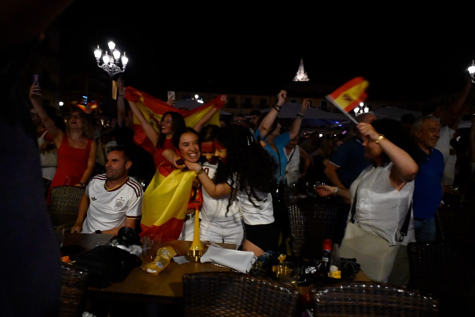 La final del Mundial llena de ambiente las calles de León 