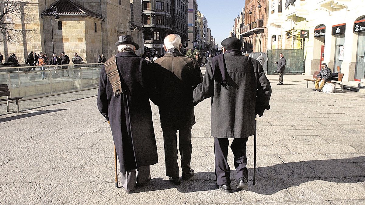 El envejecimiento y la falta de oportunidades laborales llevan años pasando factura a las cifras de población. | M. PEÑA