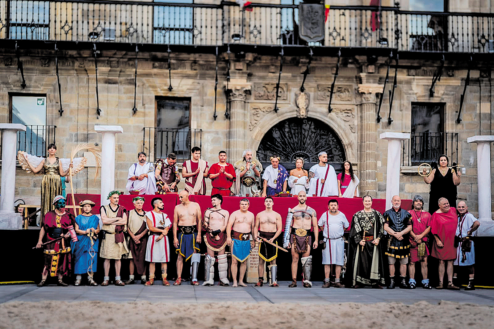 Dos momentos de la cuidada recreación histórica de la XI Munera Gladiatora que este fin de semana se celebró en la Plaza Mayor de la bimilenaria ciudad. | L.N.C. Dos momentos de la cuidada recreación histórica de la XI Munera Gladiatora que este fin de semana se celebró en la Plaza Mayor de la bimilenaria ciudad. | L.N.C.